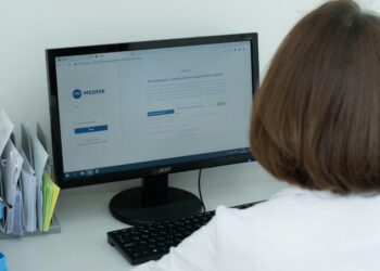 The Language of the Algorithm: How Medical Terminology Shapes Health Searches