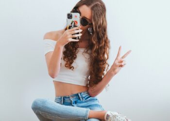 Performative Oncology: The Rise of Cancer Influencers and the Erosion of Evidence